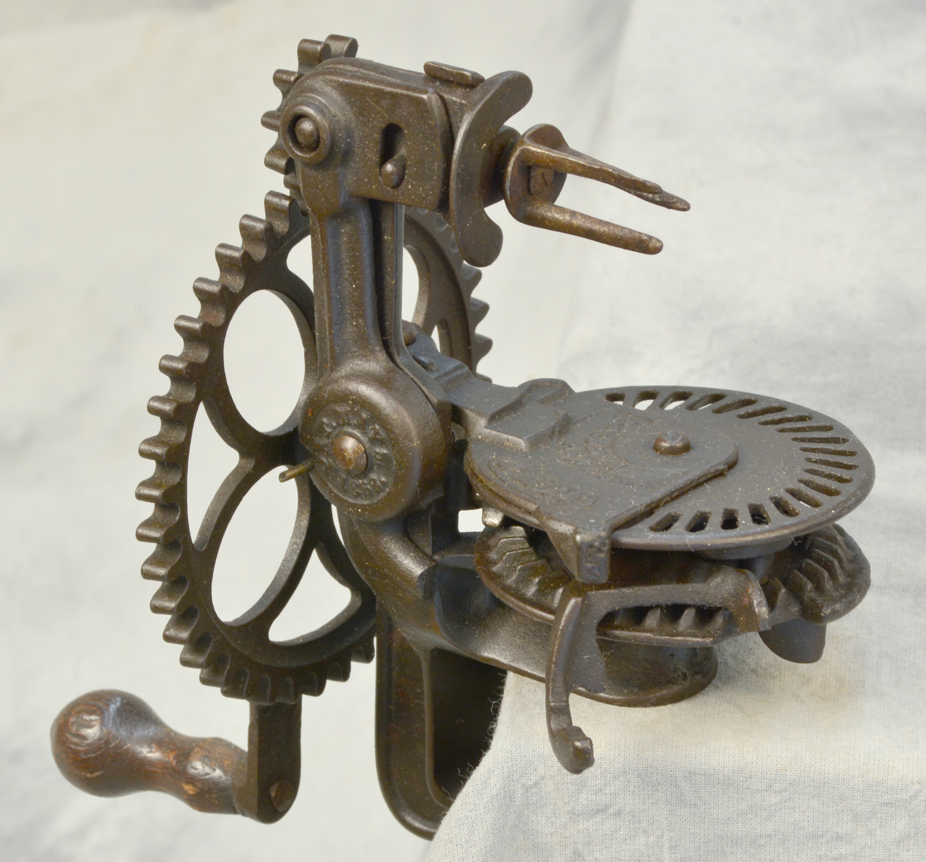 Gem Apple Peeler